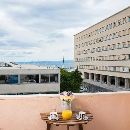 Apartment Azimut *